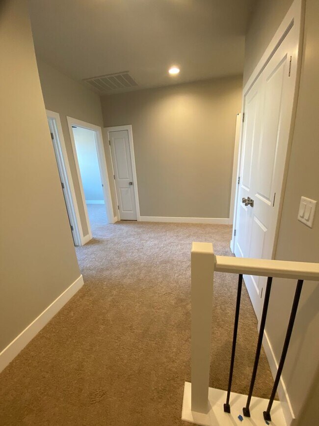 Building Photo - Beautiful like new 3 Bedroom, 2.5 Bathroom...