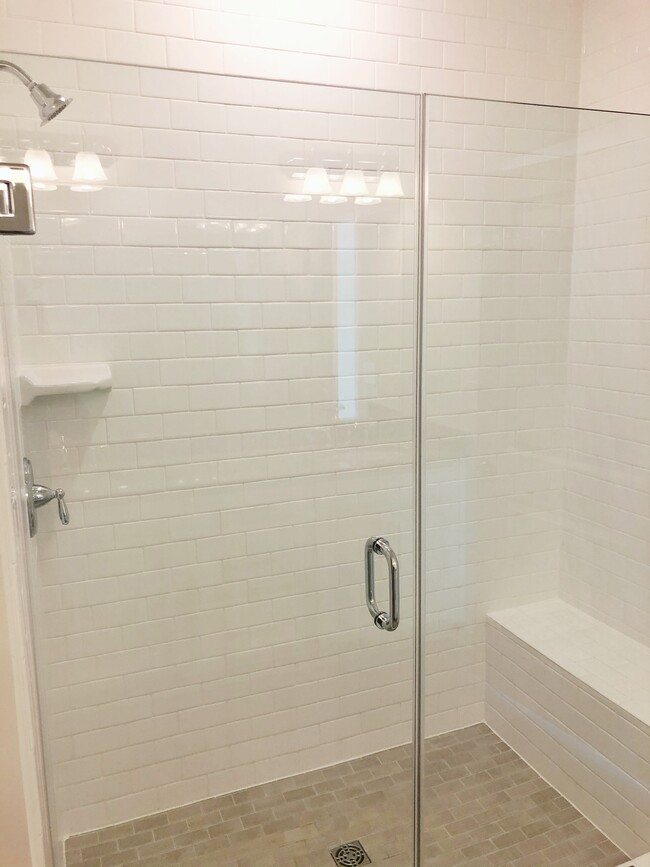 frameless shower in master en-suite - 3985 Norton Pl