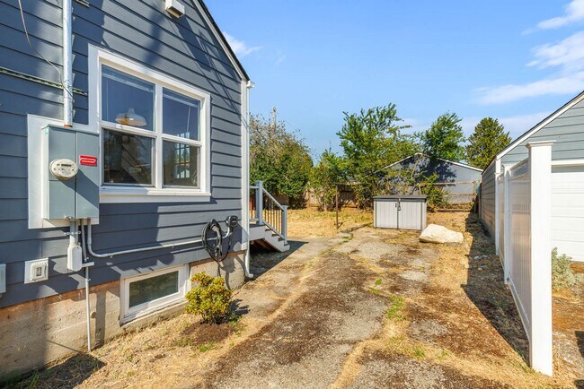 Building Photo - Bright & Spacious Remodeled Home Near Columbia City, Mt. Baker & Lake Washington