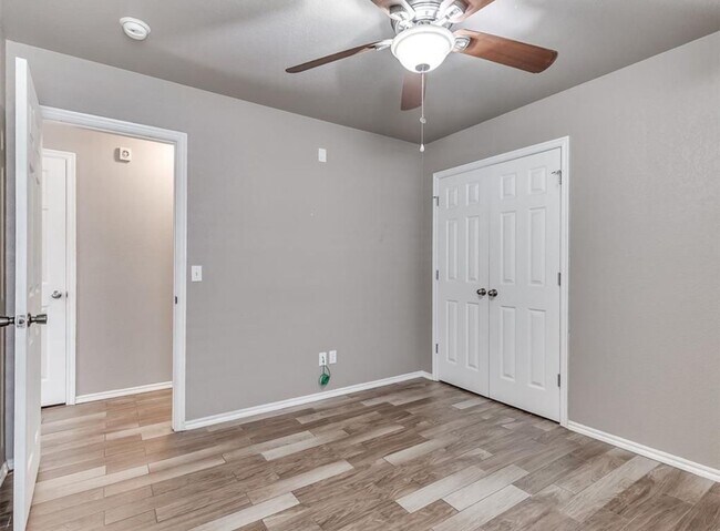 Building Photo - Charming 3 Bedroom Home in Yukon with Modern Updates