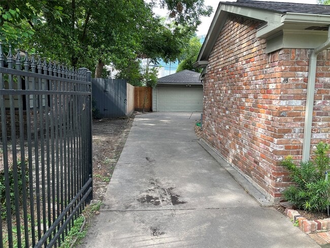 Building Photo - 4726 Ivanhoe St