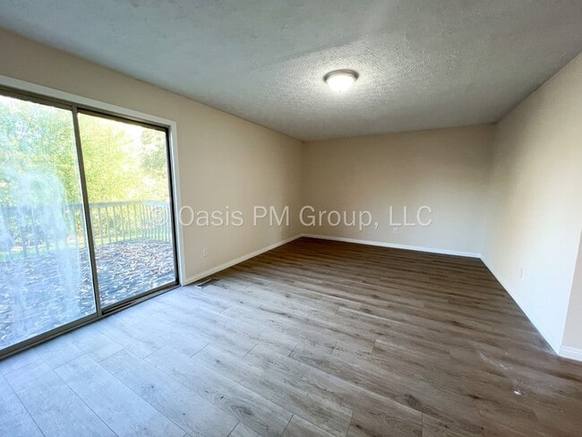Building Photo - 1449 Valley Dr