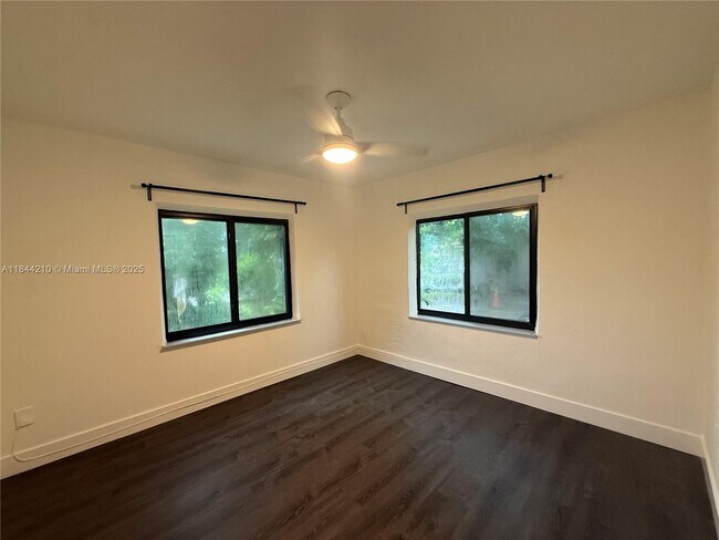 Building Photo - 402 SW 33rd Ave