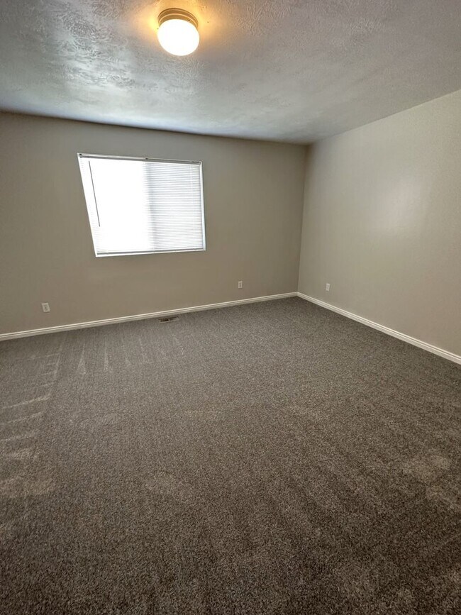 Building Photo - Move In This October – 3 Bed Duplex in Ogd...