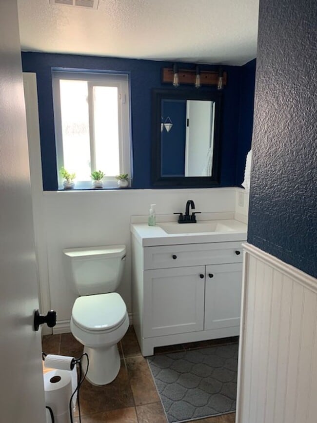 Building Photo - Beautiful 4 Bedroom, 3 Bathroom Home in Re...