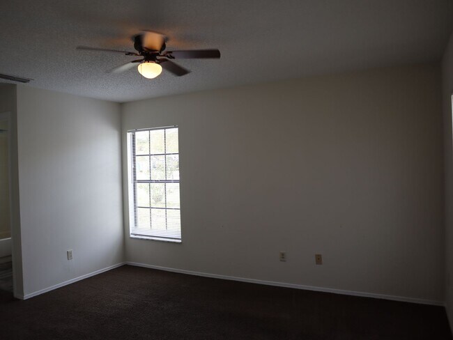Building Photo - 3 Bedroom 2 Bath 2 Car Garage Deltona