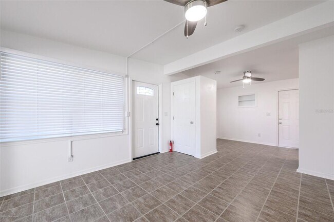 Building Photo - 927 W Olympia Ave