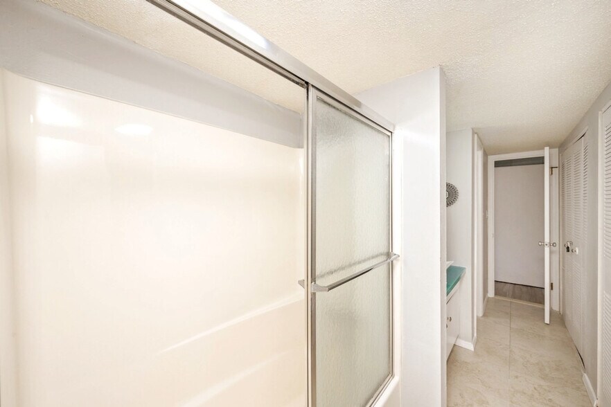 Building Photo - 4000 Gulf Terrace Dr