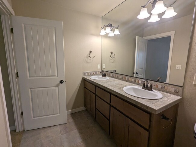 Building Photo - Gorgeous 3x2 townhouse, single-car garage, and two gas fireplaces