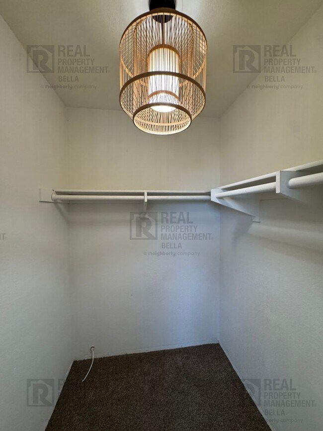 Building Photo - 23 Bella Donaci