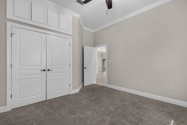 Building Photo - Spacious unfurnished 4B/3B home in Gated Community of Emerald Lakes