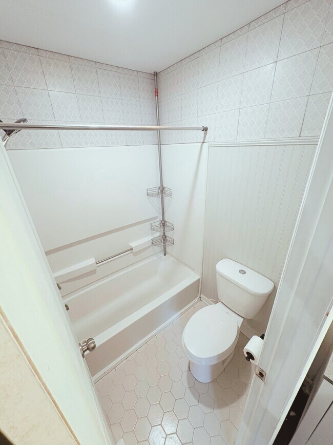 Building Photo - Open ranch home on a culdesac