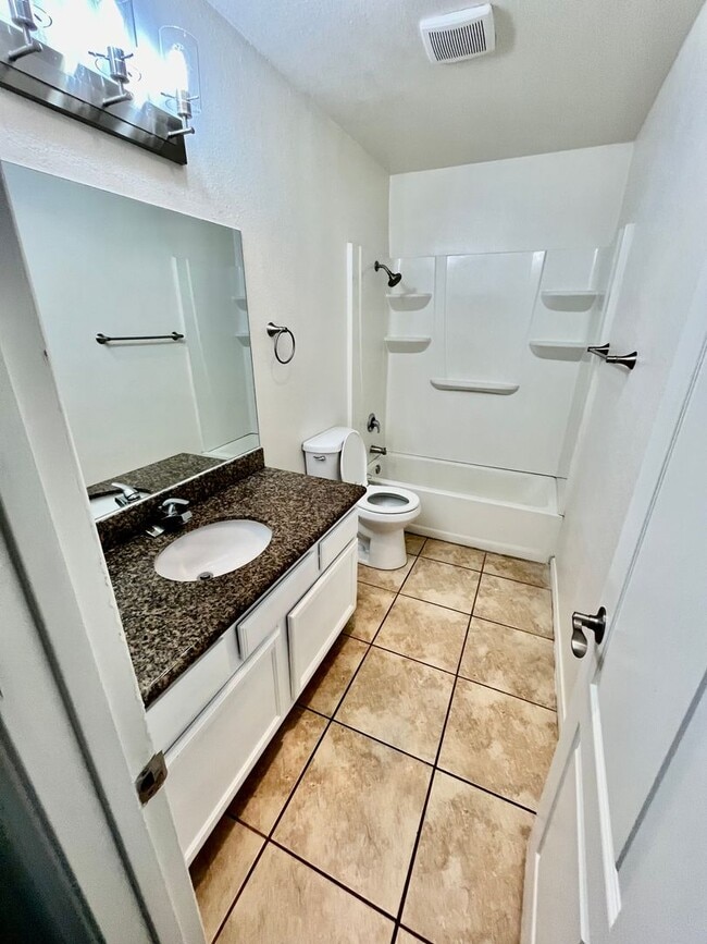 Building Photo - 471 Ballentyne St #49- Large upper 2 bed 2...