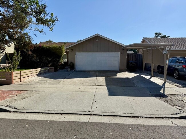 Building Photo - 726 Shawnee Ln