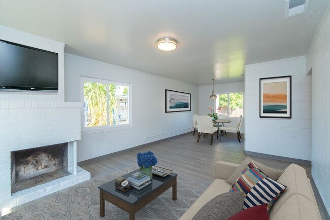 Building Photo - Cozy & Convenient 3 Bedroom Home with Spacious Living Areas