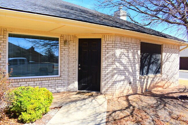 Building Photo - Updated Duplex with Large Basement in Coop...