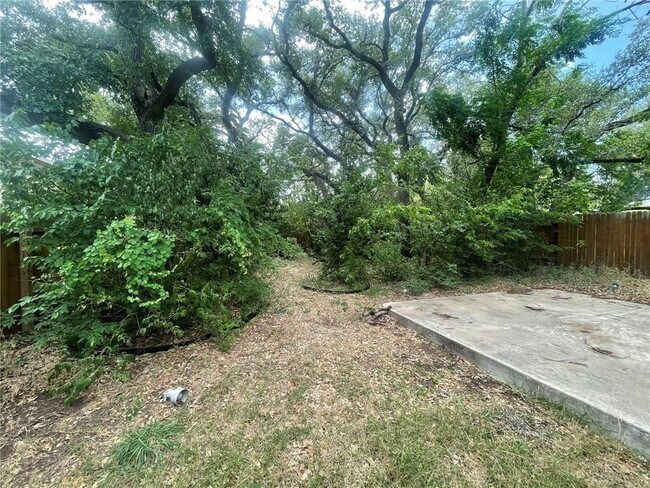 Building Photo - 613 Stallion Dr