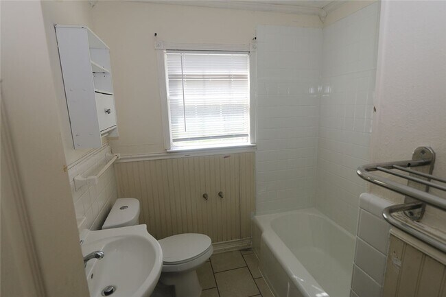 Building Photo - 2927 S Staples St