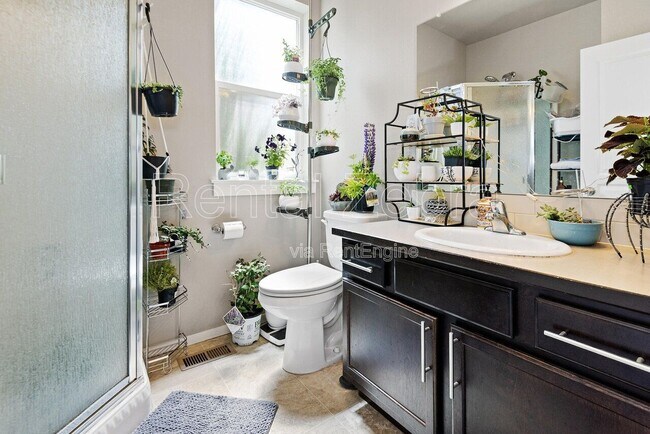 Building Photo - 5 SW Roosevelt Ave