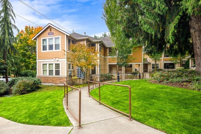 Primary Photo - Updated 2 Bedroom 2 Bath Redmond - 1 Car D...