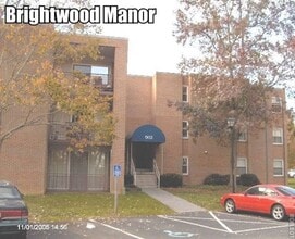 Building Photo - 902 Brightwood Manor Dr