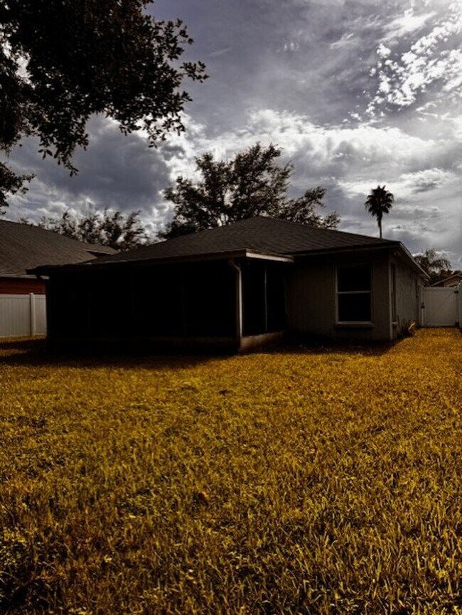 Building Photo - Beautiful 3 bedroom 2 bathroom home availa...