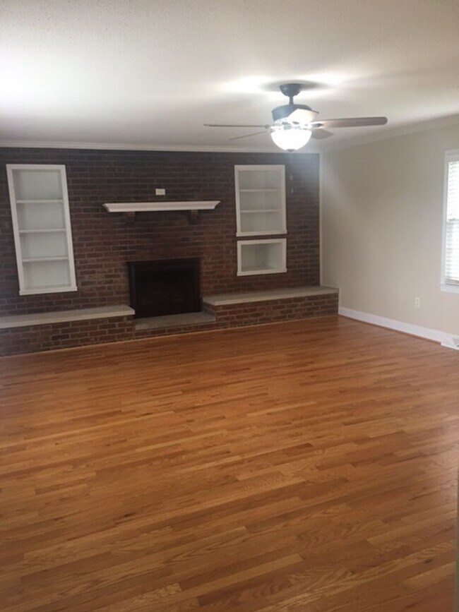 Building Photo - Kentucky mansion overlooking horse farm with stunning views    260323