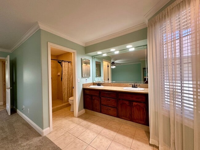 Building Photo - Beautiful well maintained home! Excellent ...