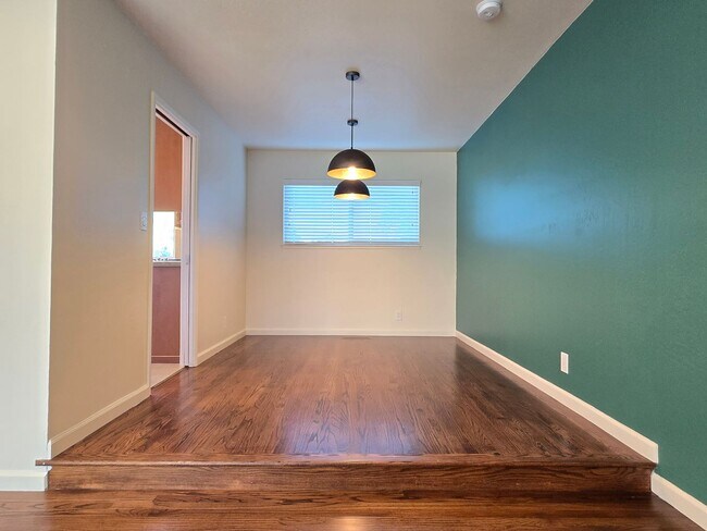 Building Photo - Spacious Tri-Level Home, 11.5kW Solar, 30kW Backup Batteries, Car Charger, A/C, Remodeled Inside ...