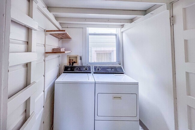 Building Photo - TOP FLOOR 1BR. Remodeled! W/D IN-UNIT! Dishwasher!