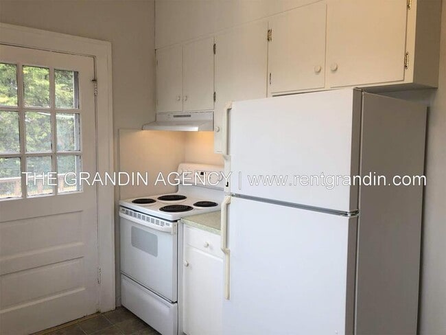 Building Photo - 2504 Longview Ave SW