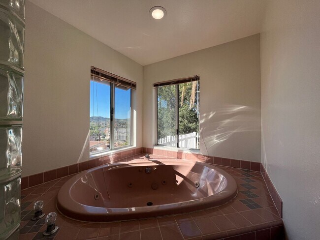 Building Photo - MOUNTAIN VIEWS!! Newbury Park 4+2.5 w/family rm, 2 fireplaces, cul-de-sac!