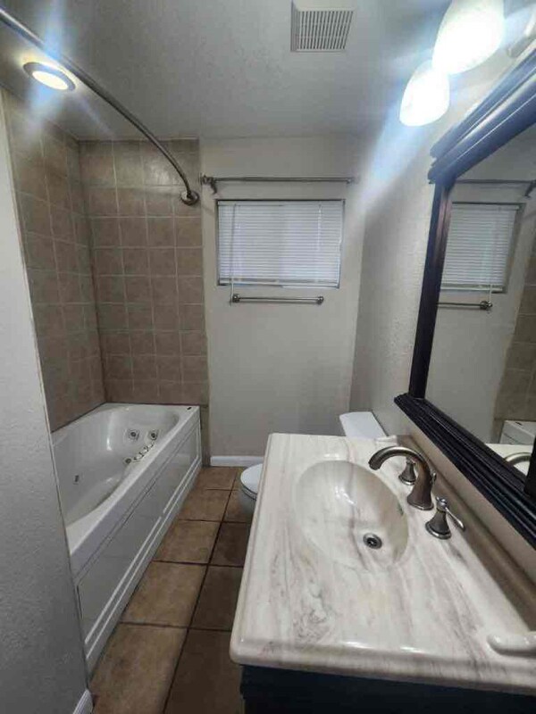 Building Photo - 202 Las Palmas Dr