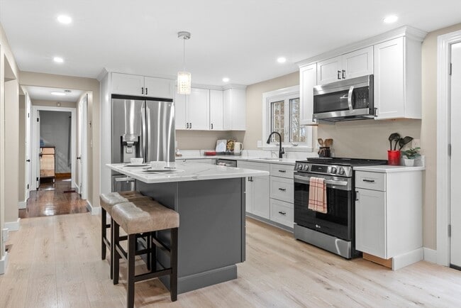 Building Photo - 123 Pond St