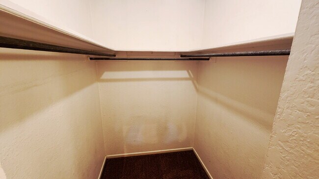 Building Photo - Centrally Located/ Convenient to Major Tho...