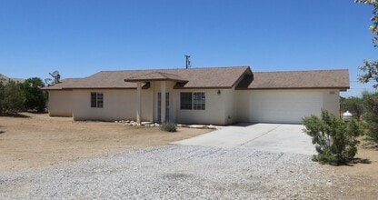 Building Photo - Huge Yard & HVAC!