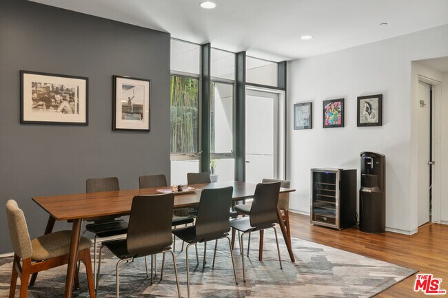 Building Photo - 825 Kings Rd