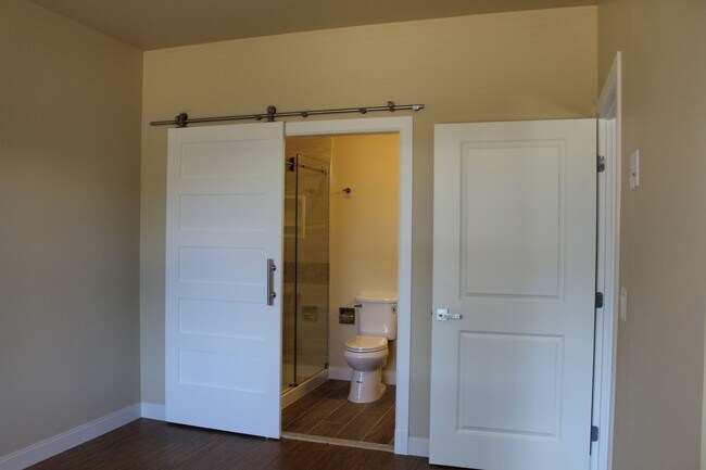 Building Photo - Newer 2 bed / 2 bath Bison Cove Condo