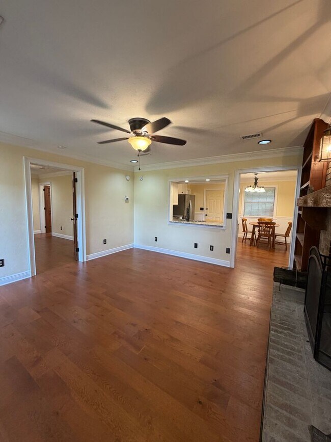 Building Photo - 8509 Little Scenic Ln