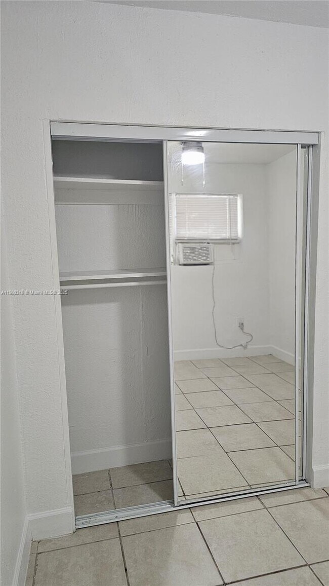 Building Photo - 1004 NW 3rd Ave