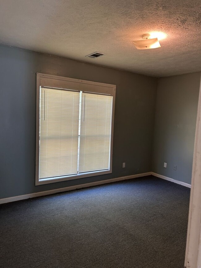 Building Photo - Renovated 3 Bedroom 2 Bath Home for Rent!