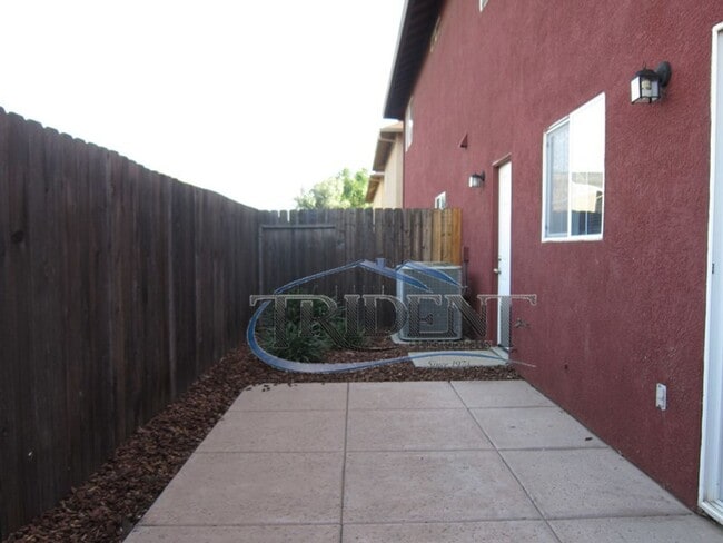 Building Photo - 3 bedroom, 2 1/2 bath halfplex/townhouse