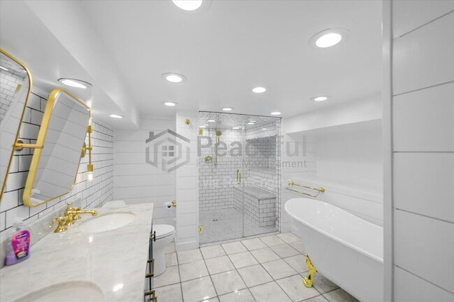 Building Photo - 662 E Redondo Ave