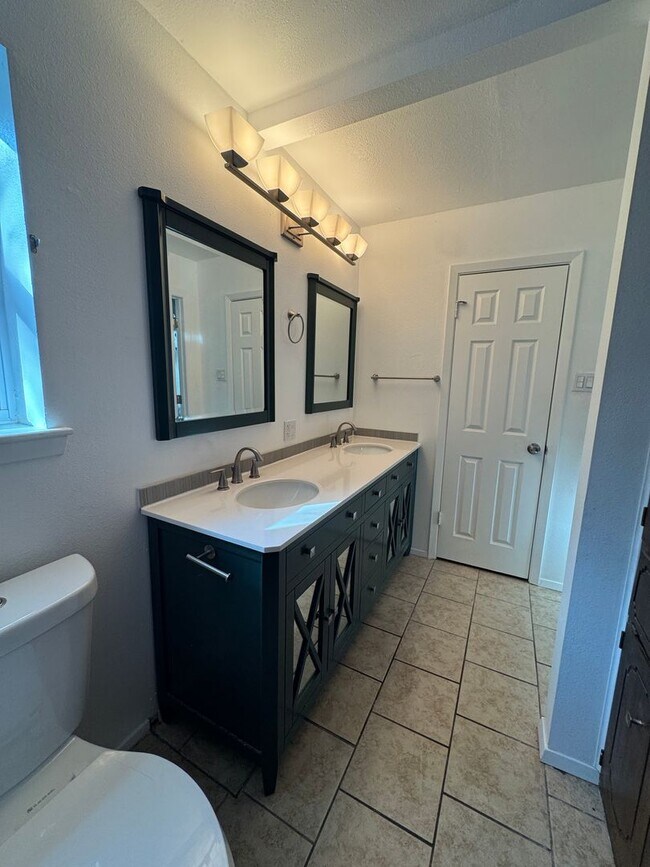 Building Photo - Spacious 3 Bdrm 2 Bath with Extra Living Space