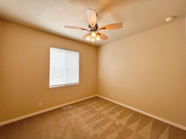 Building Photo - 5 Bed 3 Bath Bridge Tower Beauty