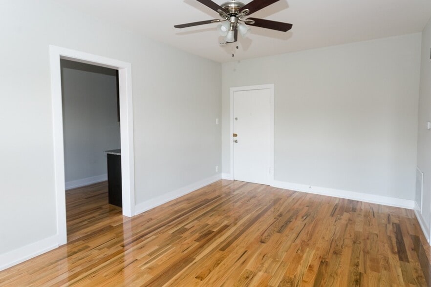 Building Photo - 2249 W Wilson Ave