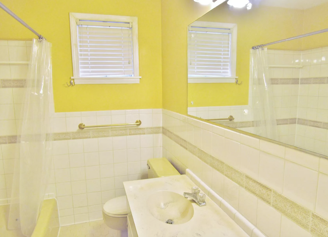 PRIMARY IN-SUITE BATHROOM - 1062 Sheridan St