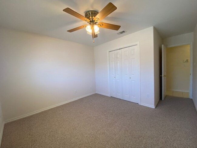 Building Photo - AFFORDABLE ISLAND LIVING!
