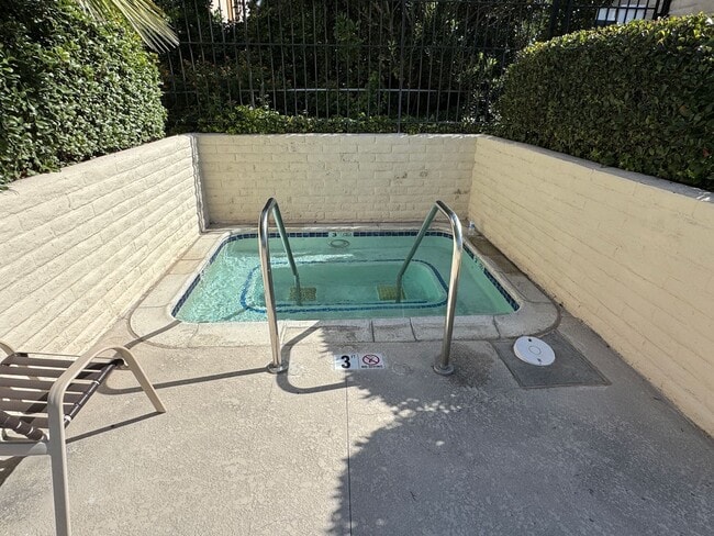 Building Photo - 2 Bedroom 1st Level Condo - SDSU AREA