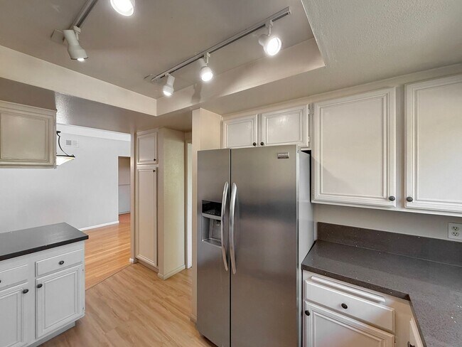 Building Photo - SD: Bright 2BD/2BA Condo in Vista with Community Pool, Private Patio & In-Unit Laundry